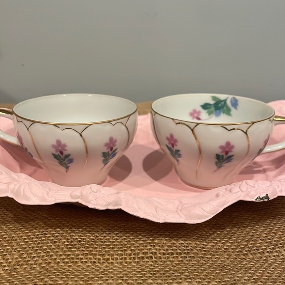 Floral design gold trimmed tea cups set of 2 Victorian style - Picture 1 of 5